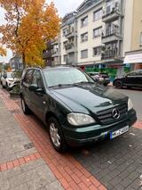 Mercedes-Benz ML 320 - - Mercedes-Benz Geländewagen aus dem Jahr 2000