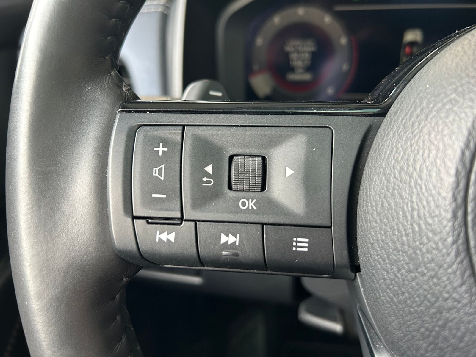 Fahrzeugabbildung Nissan Qashqai Premiere Edition PANO HUD 360° LED NAV