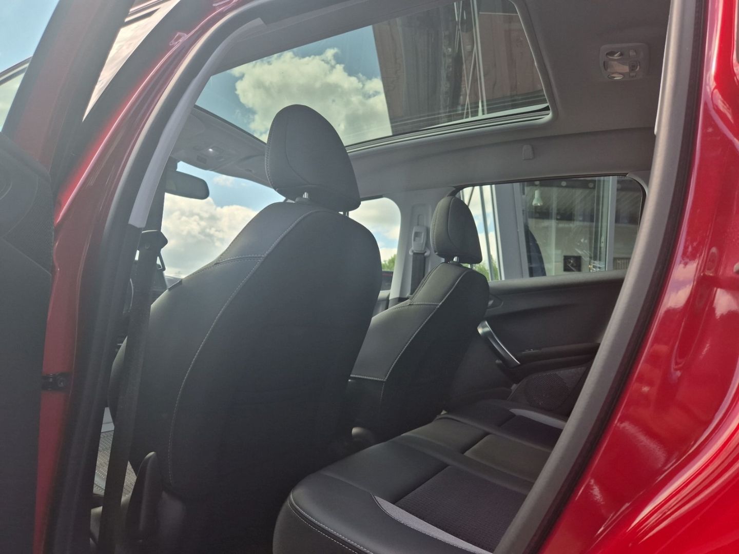 Fahrzeugabbildung Peugeot 2008 1.2 Allure PT 110 Panorama Navi CarPlay SHZ