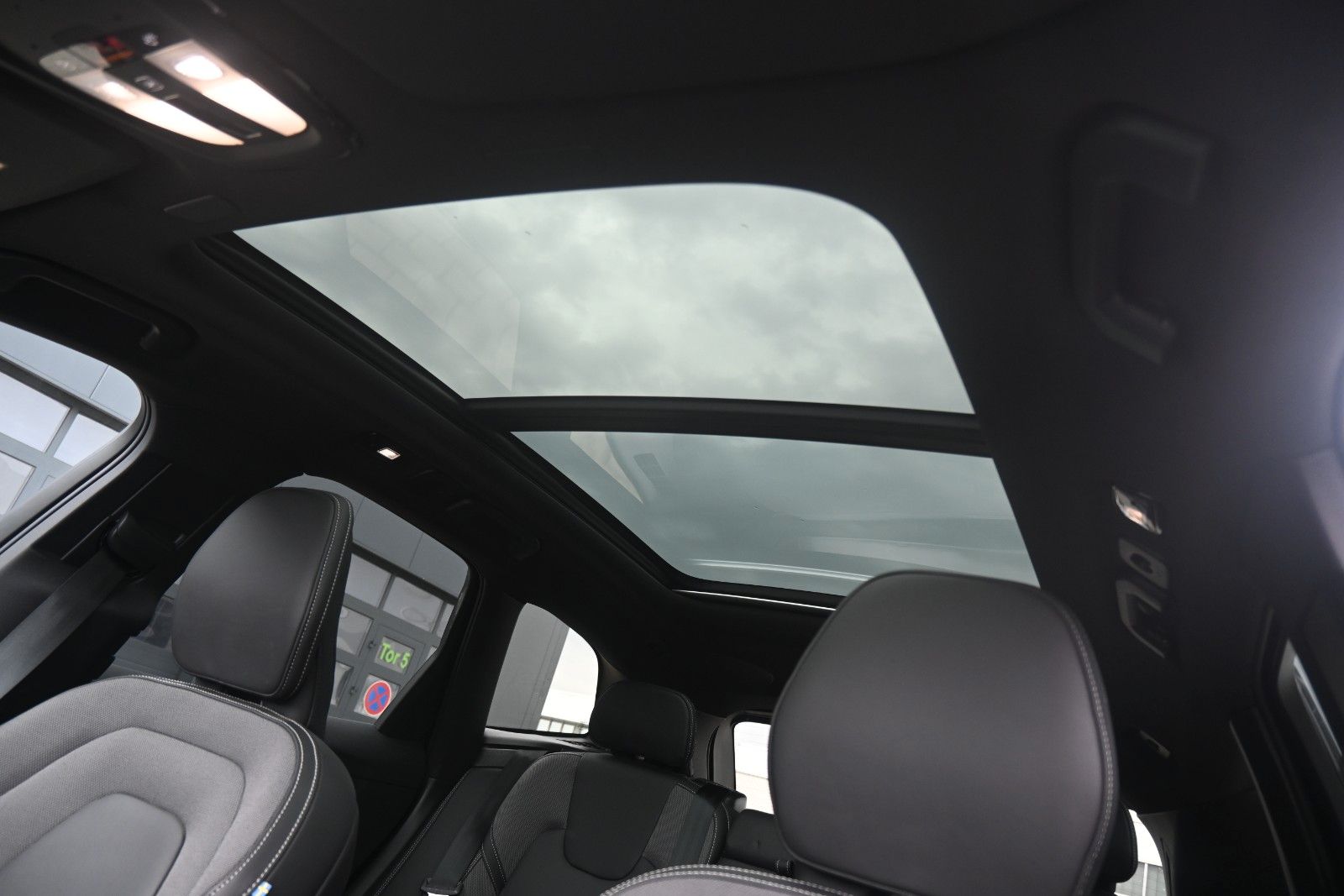 Fahrzeugabbildung Volvo XC60 B5 AWD Ultra Dark*PANO*LUFT*360°*ACC*AHK