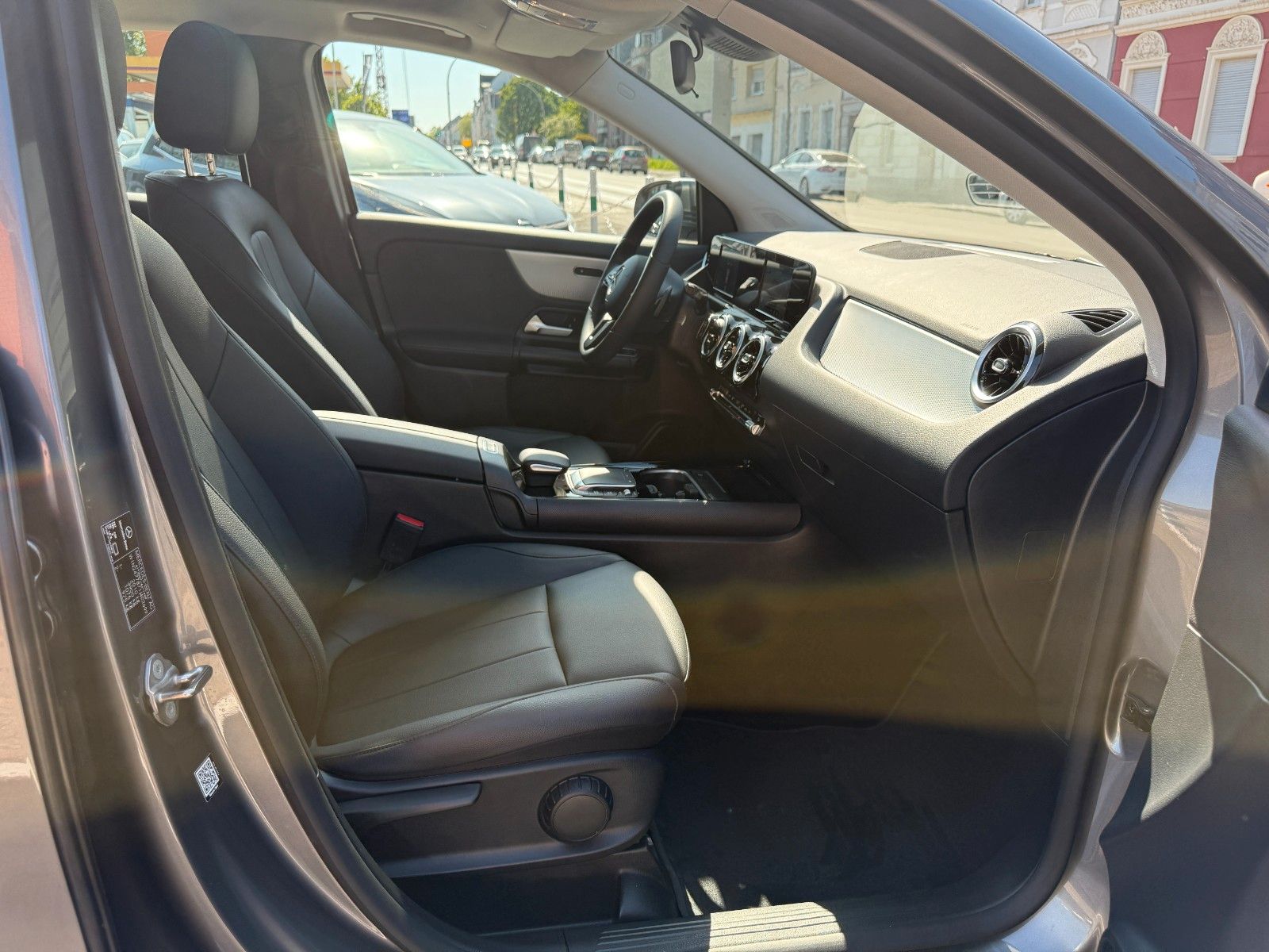 Fahrzeugabbildung Mercedes-Benz GLA 200 STYLE LEDER AUTOMATIK PANO KAMERA