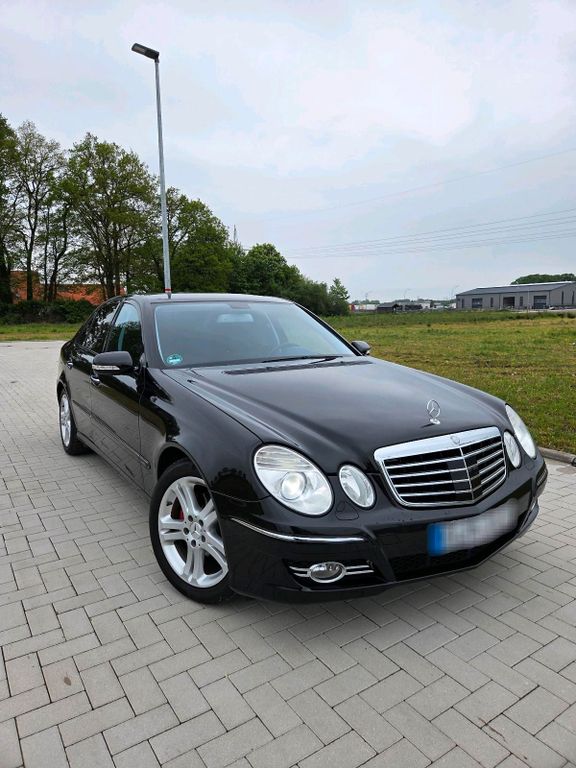 Image of Mercedes-Benz E 320