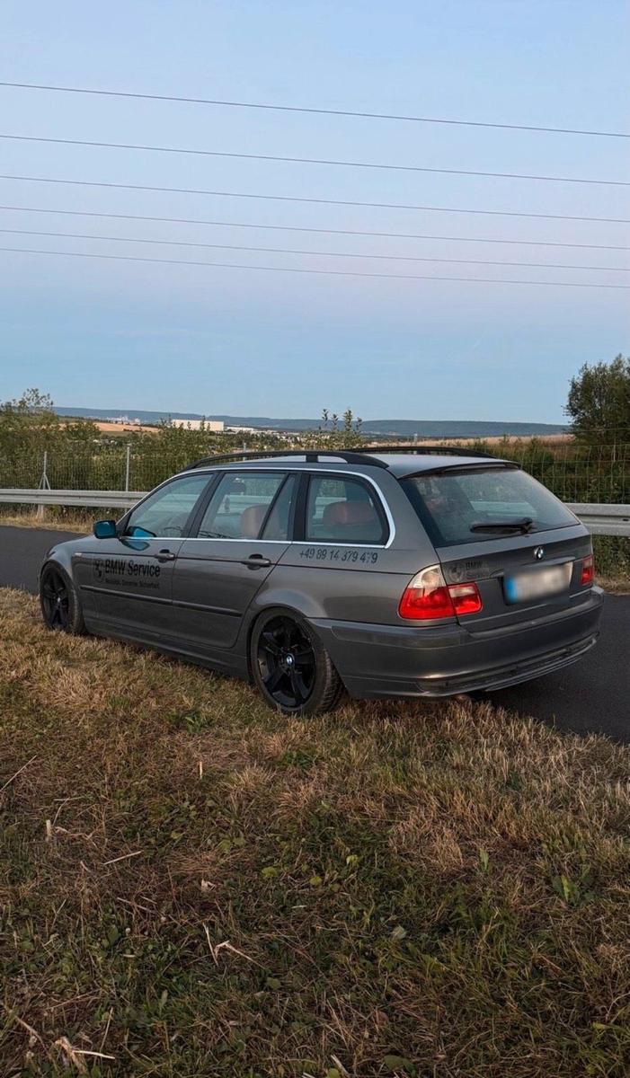 BMW 320 2004 — rear view