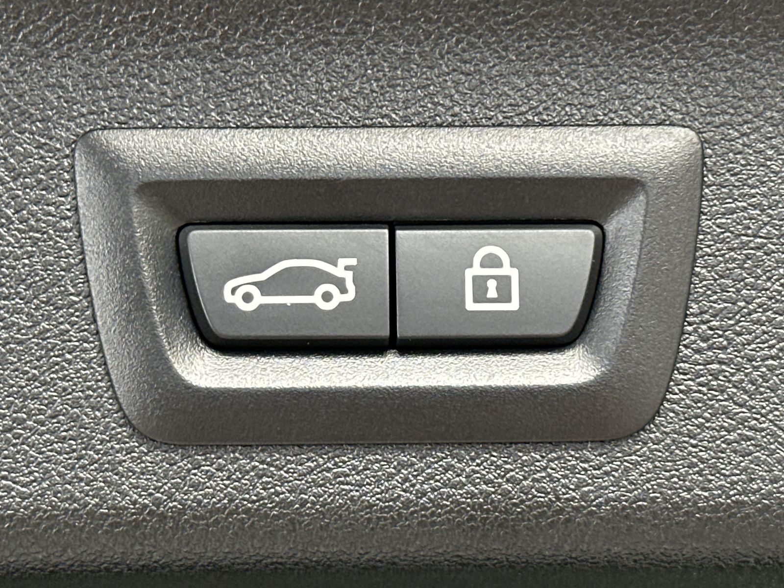 Fahrzeugabbildung BMW 530e Touring xDrive M-Sport NAV+LED+KAM+CARPLAY