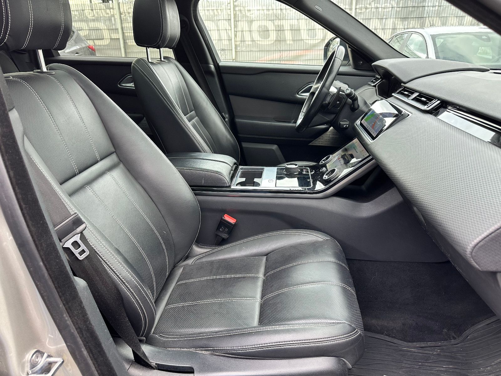 Fahrzeugabbildung Land Rover RANGE ROVER VELAR SE*MOD.2021+AHK+PANO+U.V.M*