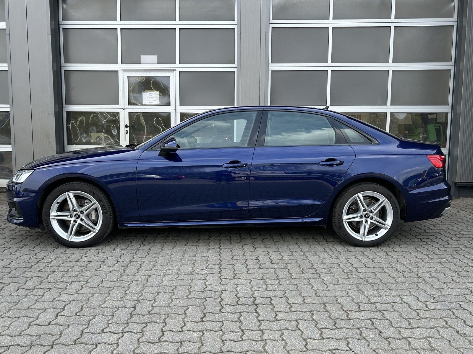 Audi A4 Lim. 40 TDI quattro LED AHK Shz Navi advanced imagem 3