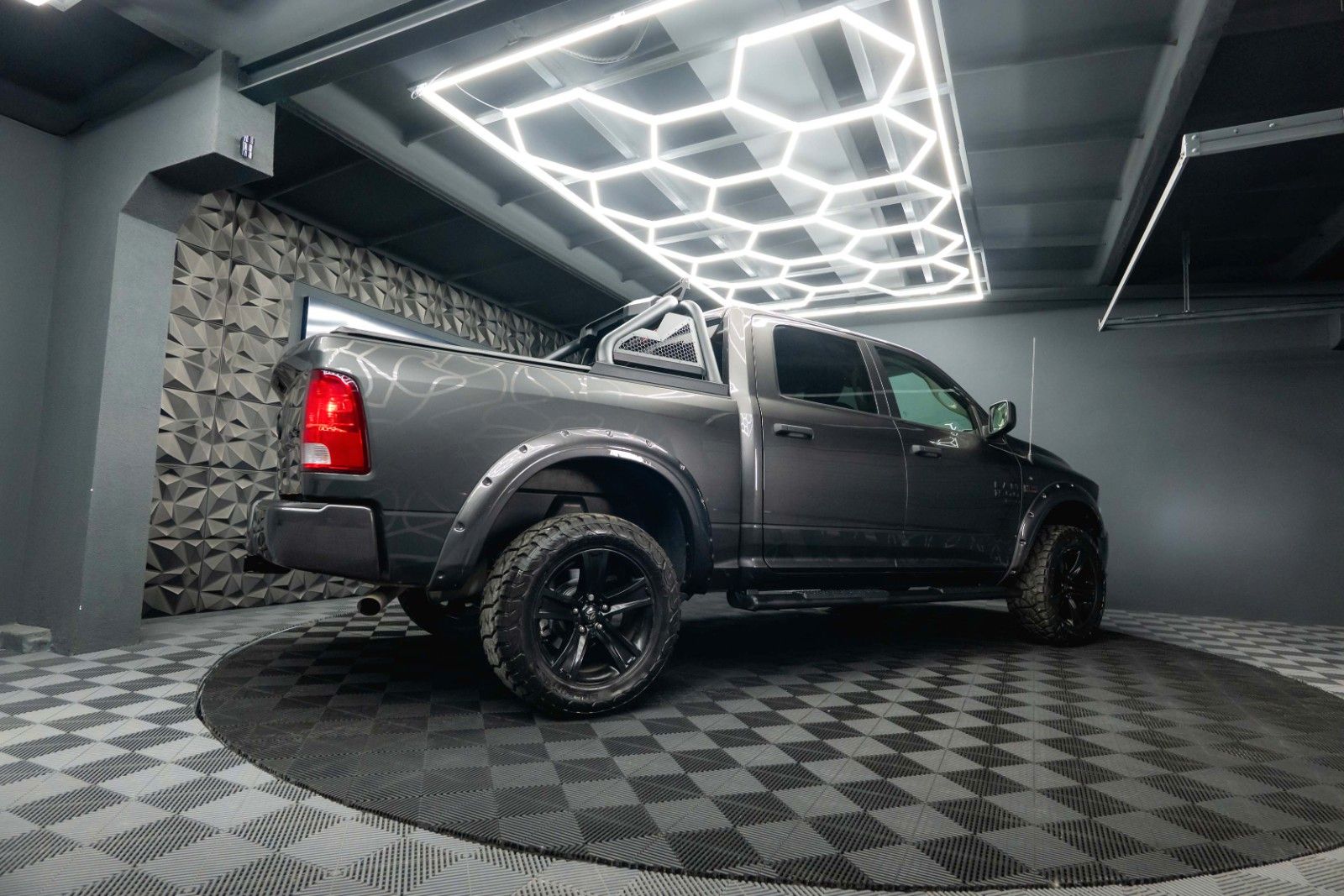 Fahrzeugabbildung Dodge RAM 5.7 V8 HEMI 4x4 OFFROAD Night-Paket *LED*19%