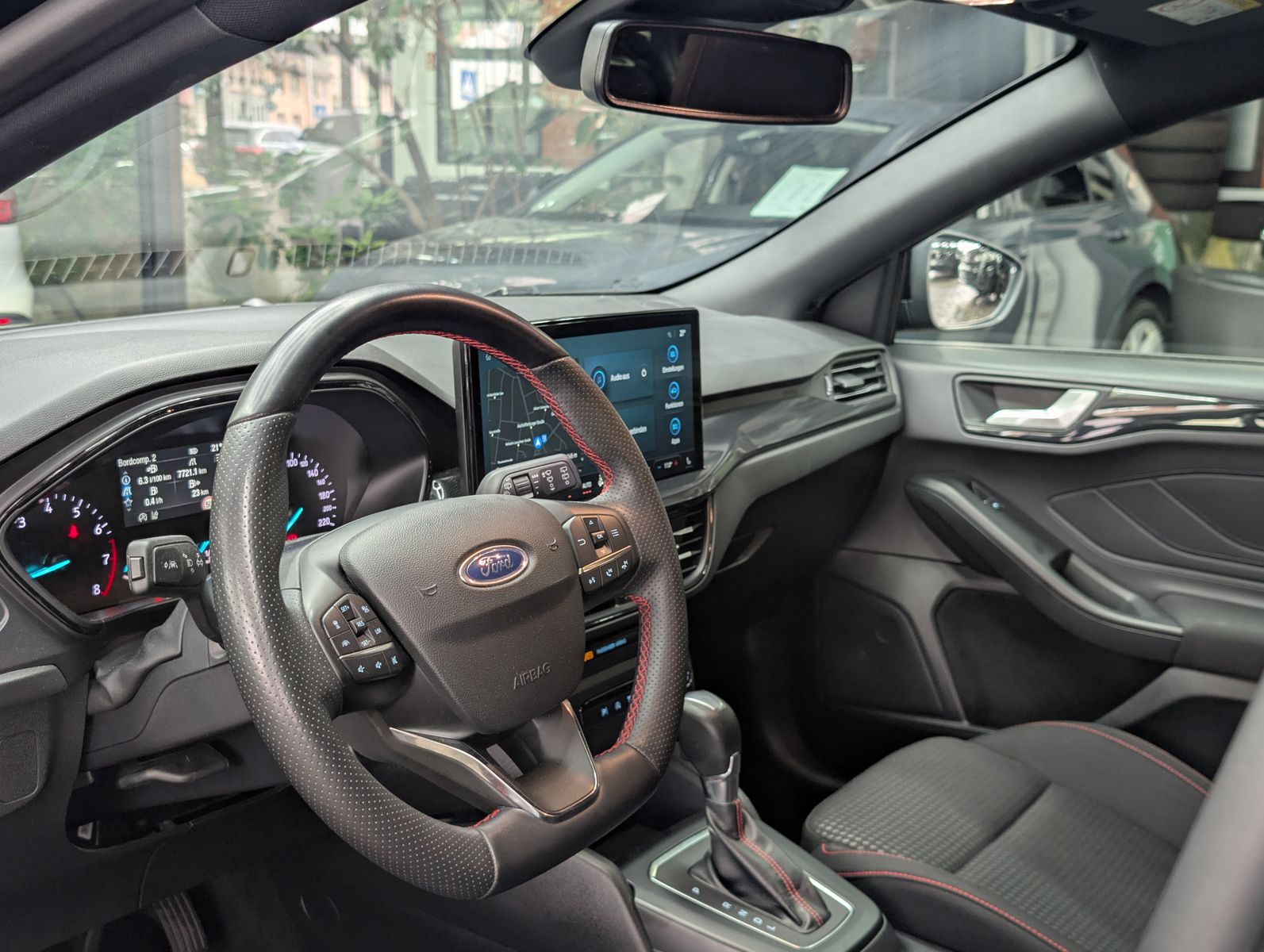 Fahrzeugabbildung Ford Focus 1.0 EB ST-Line ACC LED KAM WINTER Styling
