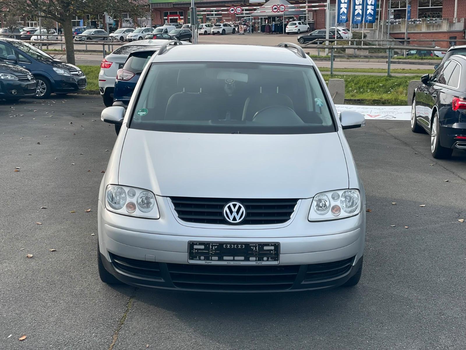 Volkswagen Touran 2004 — rear view