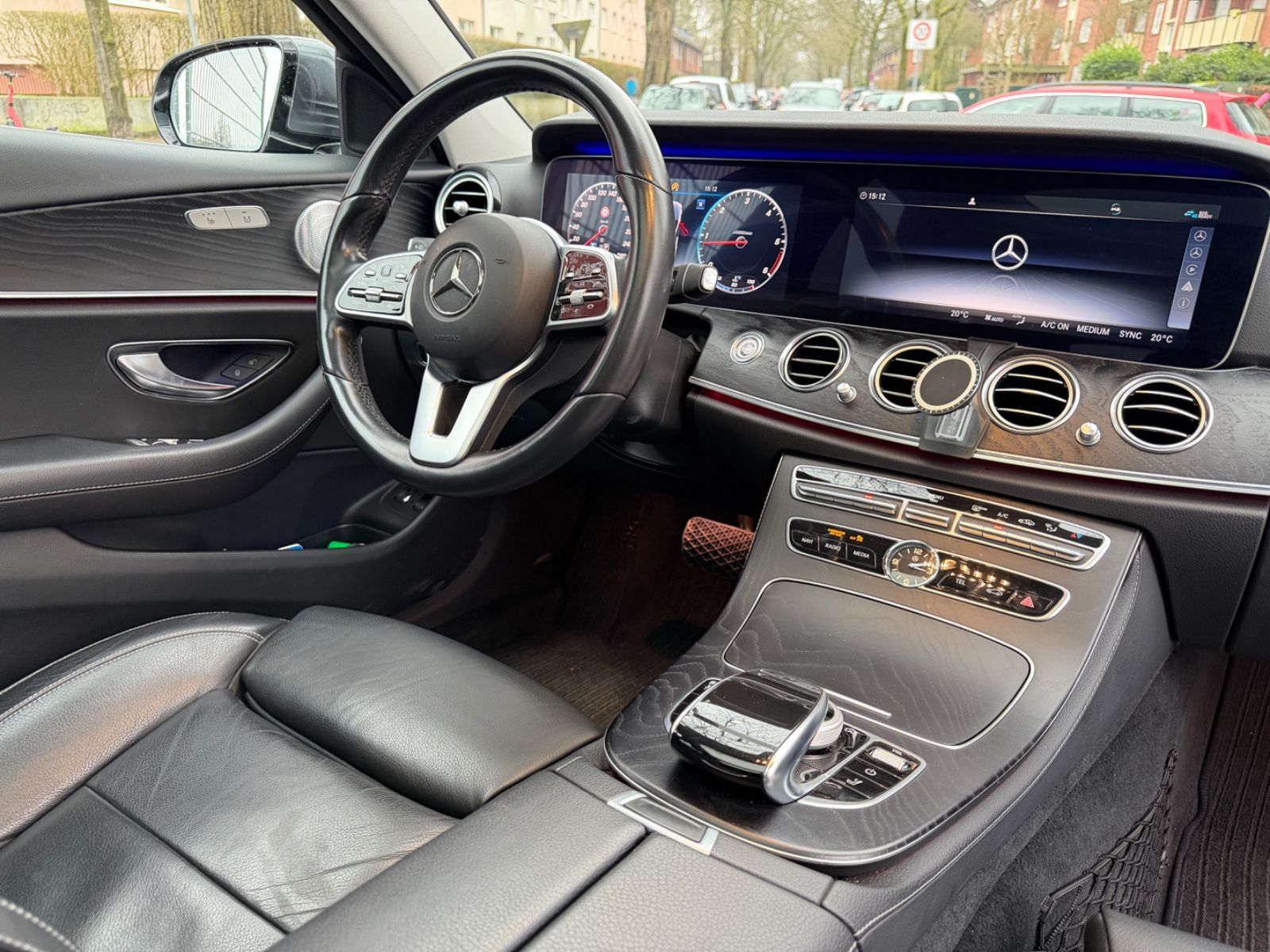 Fahrzeugabbildung Mercedes-Benz E 220d T BURMESTER*PANO*LEDER*ACC*MUTLIBEAM*LED