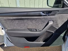 Fahrzeugabbildung Skoda Superb Combi Sportline iV Navi LED ACC AHK 360°