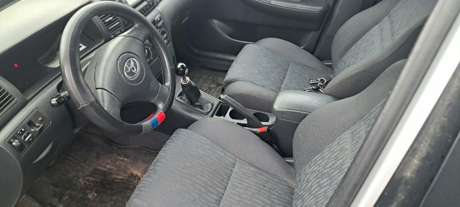 Toyota Corolla 2004 — interior