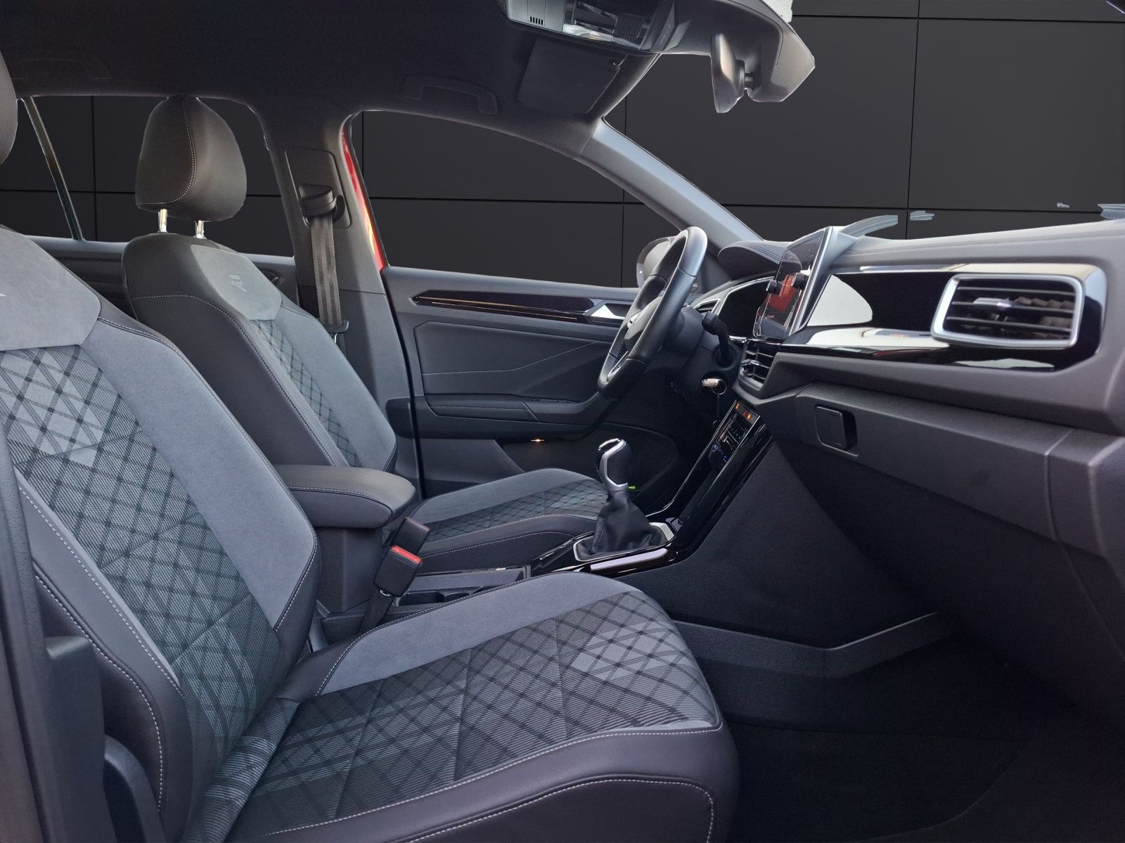 Fahrzeugabbildung Volkswagen T-Roc TSI R-Line LEDplus AID ACC APP SHZ 17"