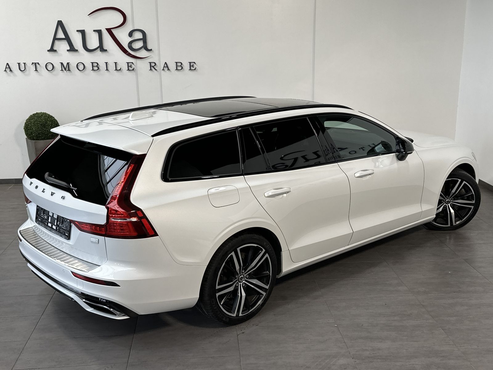 Fahrzeugabbildung Volvo V60 T6 AWD Recharge R-Design NAV+LED+AHK+PANO+VC