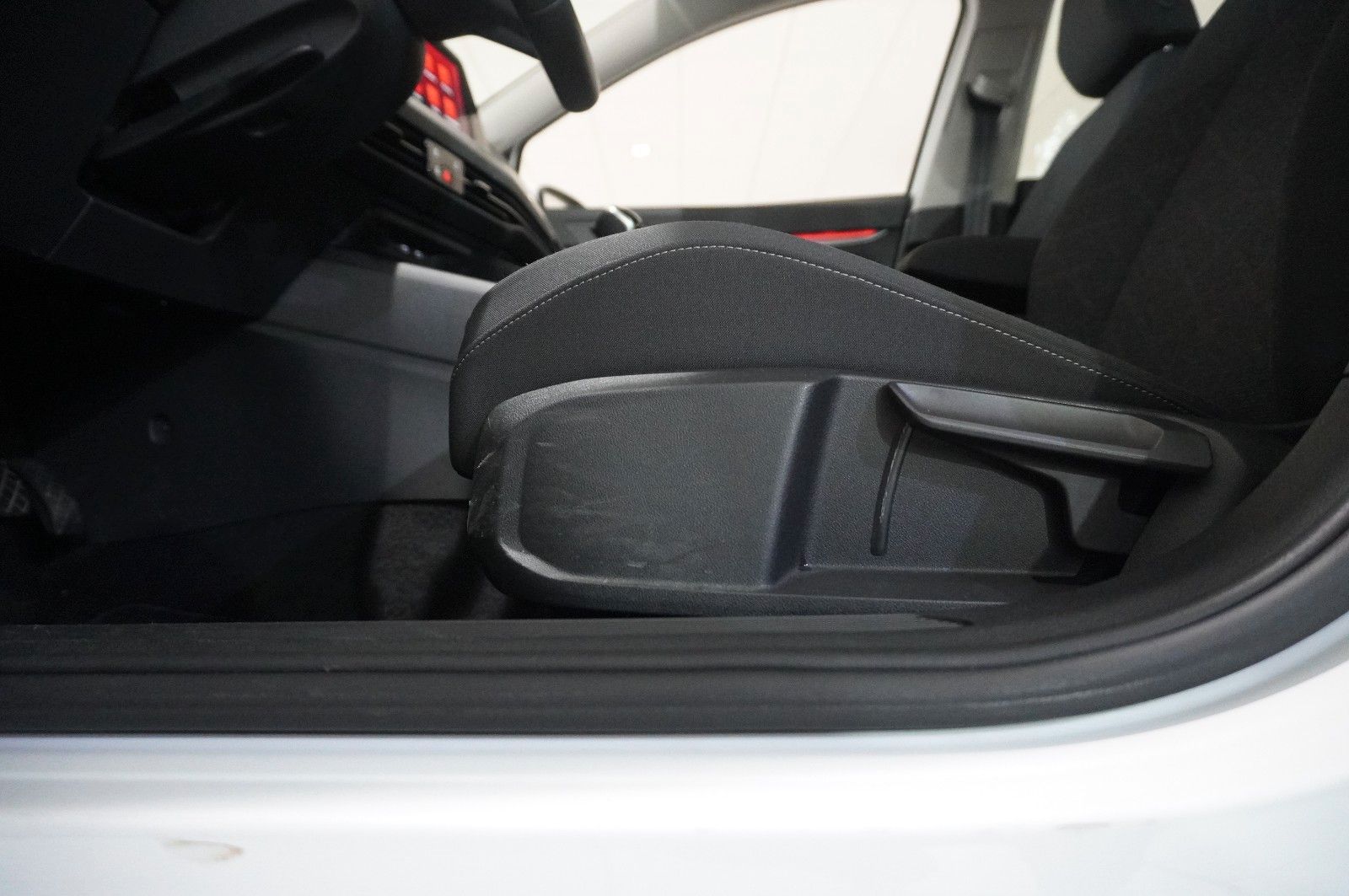 Fahrzeugabbildung Volkswagen Golf VIII Lim. 2.0 TDI LIFE NAVI/LED/VIRT./DAB+