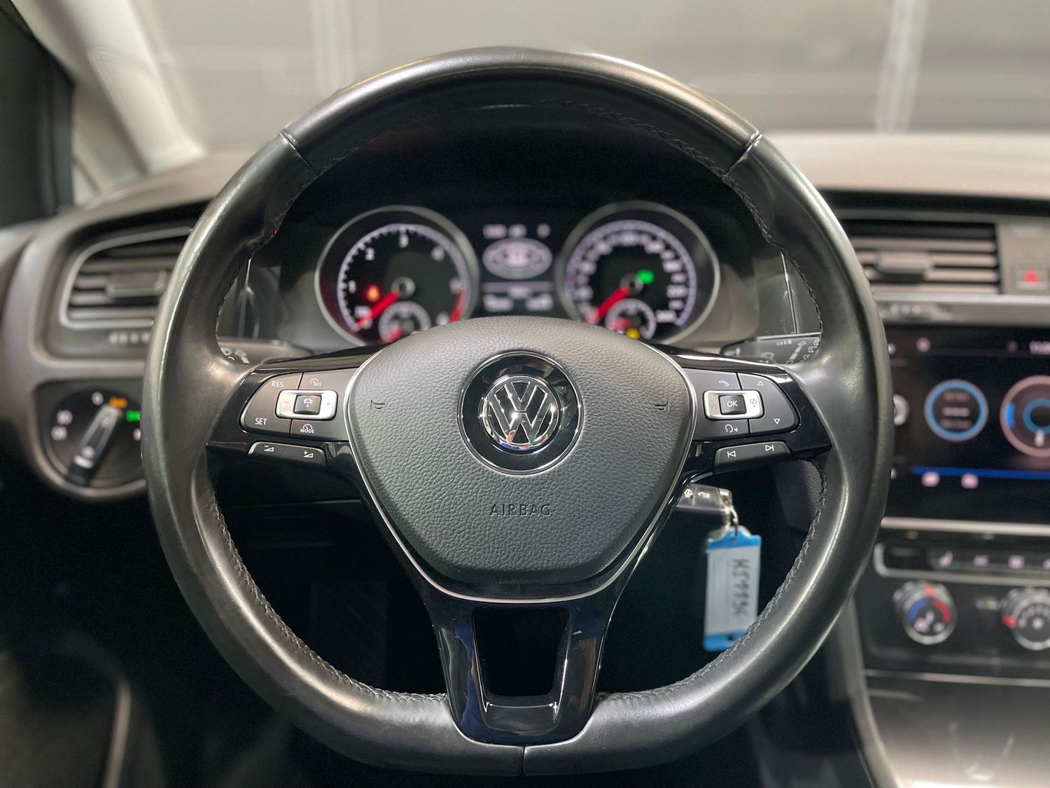 Fahrzeugabbildung Volkswagen Golf 1.6 TDI Comfortline DSG#LED#Pano#ACC#AHK