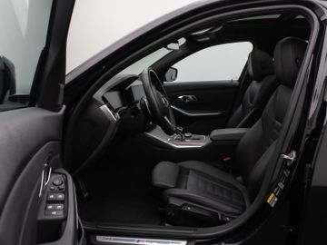 Fahrzeugabbildung BMW 330e M Sport Panorama Kamera HUD DAB HiFi Komfor