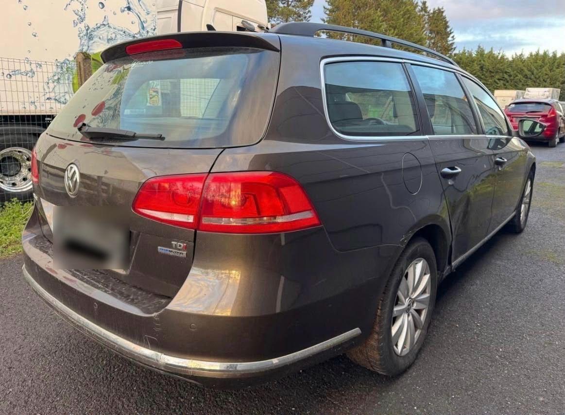 Volkswagen Passat 2014 — rear view