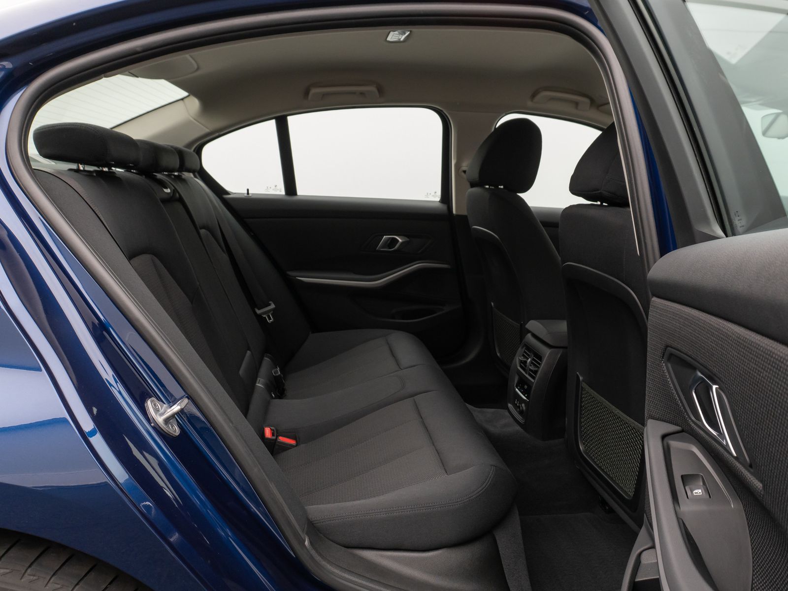 Fahrzeugabbildung BMW 330e CockPitPr Navi PDC Alarm Geschwindigkeitsre