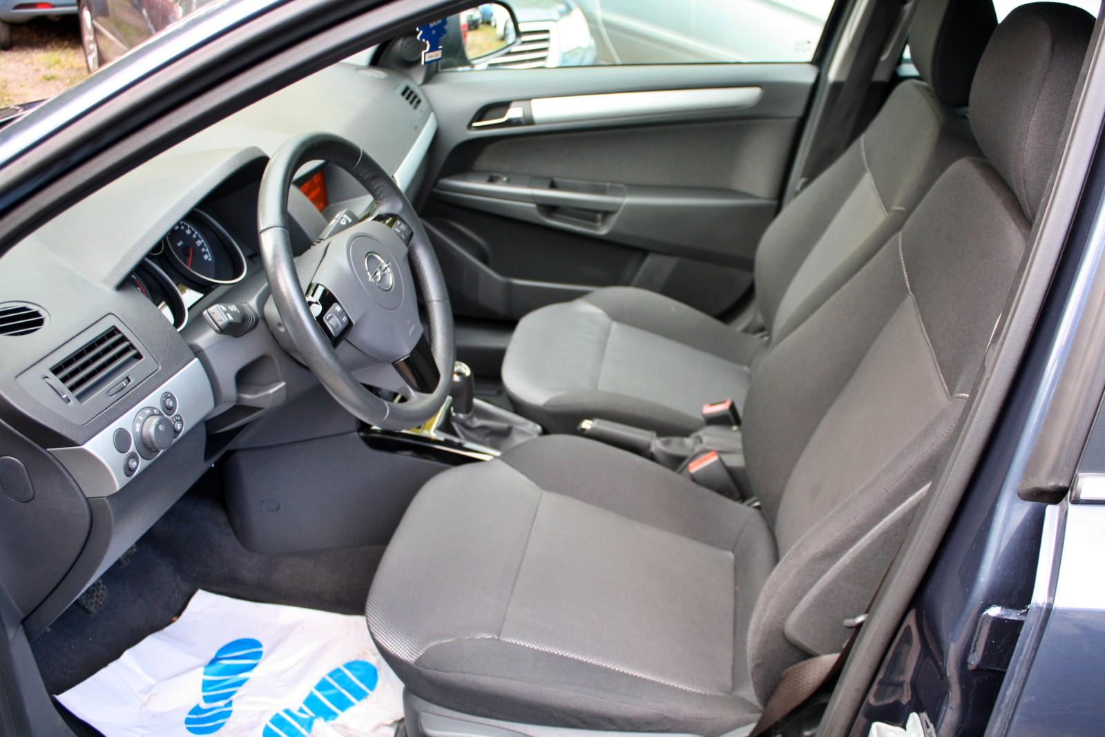 Opel Astra 2010 — photo 8