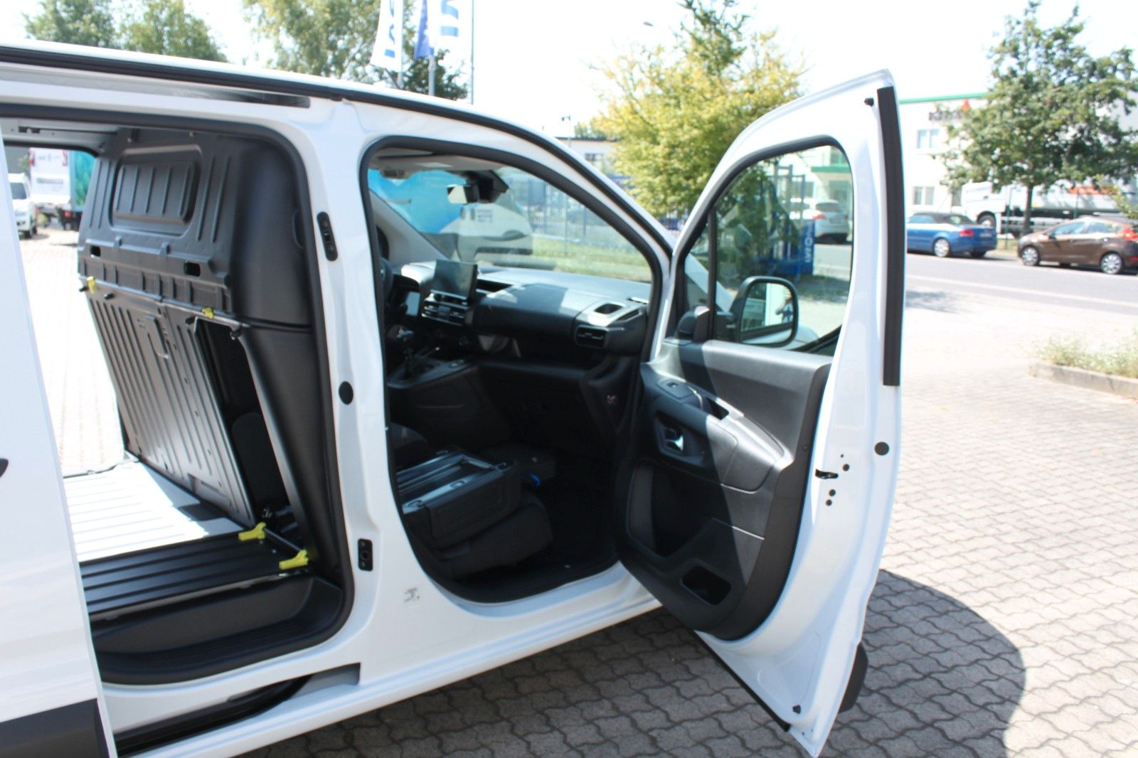 Fahrzeugabbildung Fiat Doblò L2 130PS 2x Schiebetür verglast