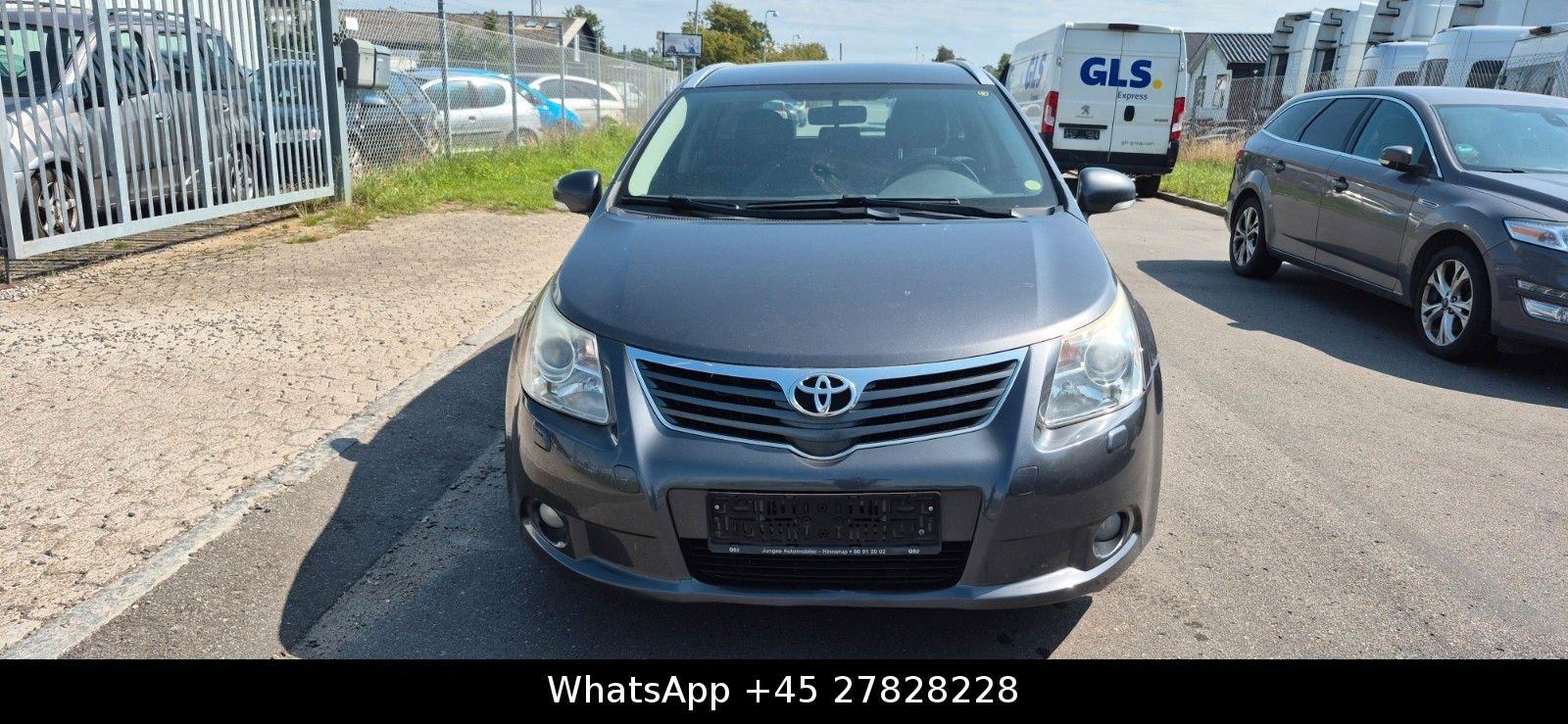 Toyota Avensis 2011 — вигляд ззаду