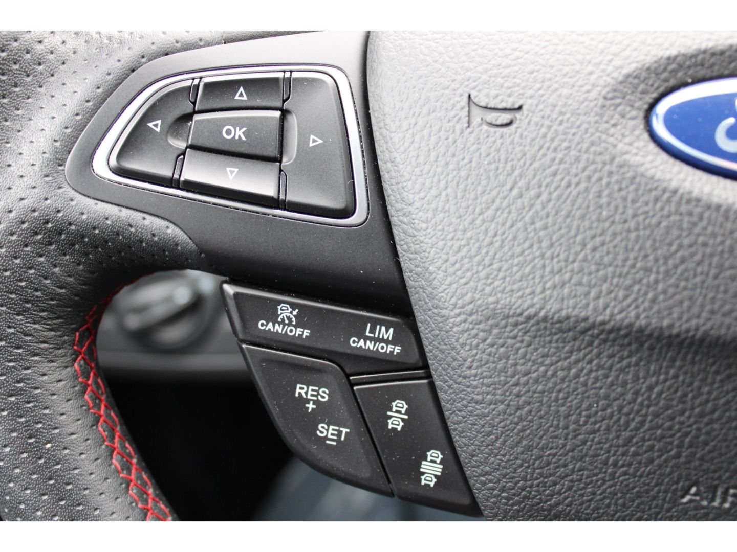 Fahrzeugabbildung Ford Kuga 2.0 TDCi 4x4 ST-Line ACC TWA RFK AHK Xenon
