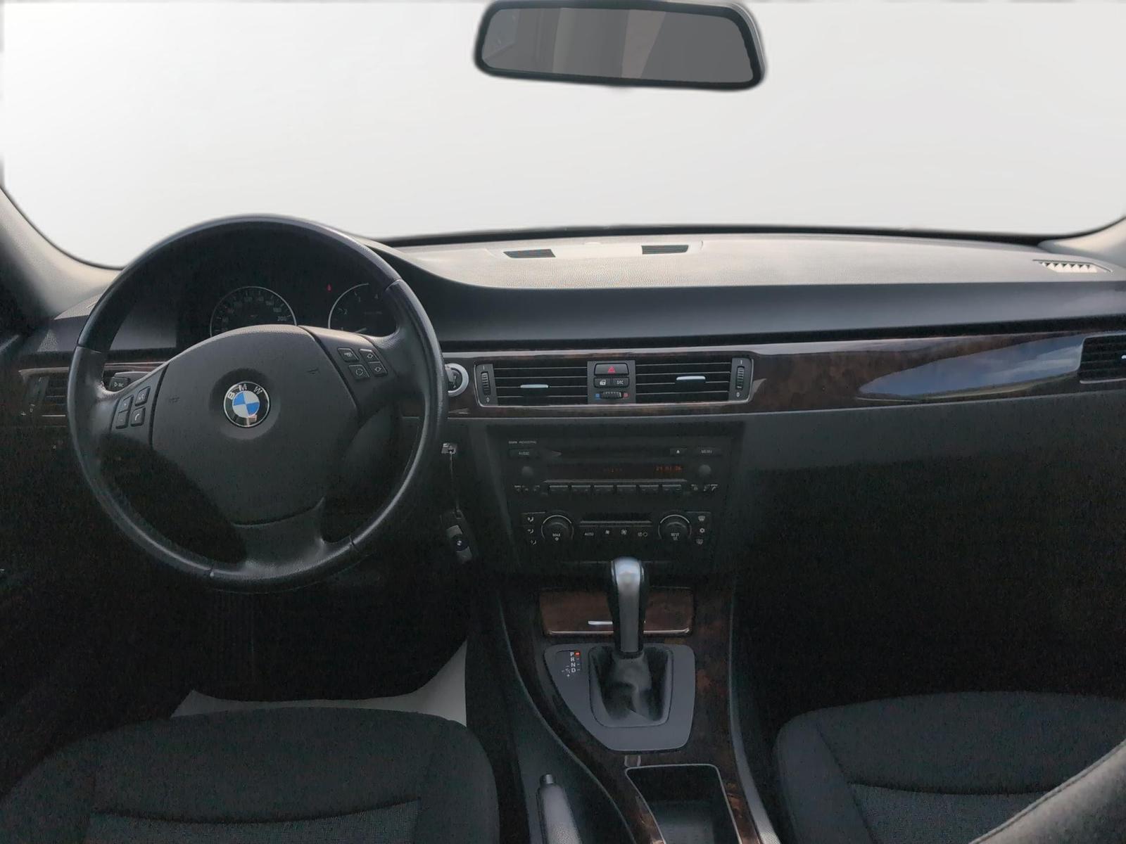 BMW 330xi Touring 258 ch 6 cylindres xDrive • Boîte auto • Toit pano • Xénon • Attelage
