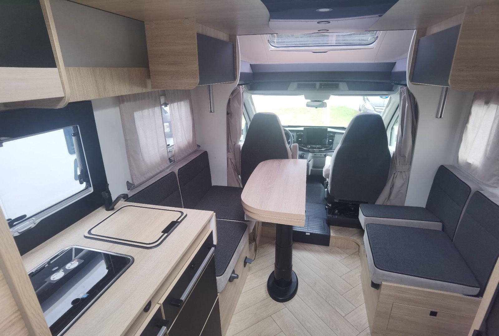 Fahrzeugabbildung Challenger 317 Graphite Edition m. Hubbett