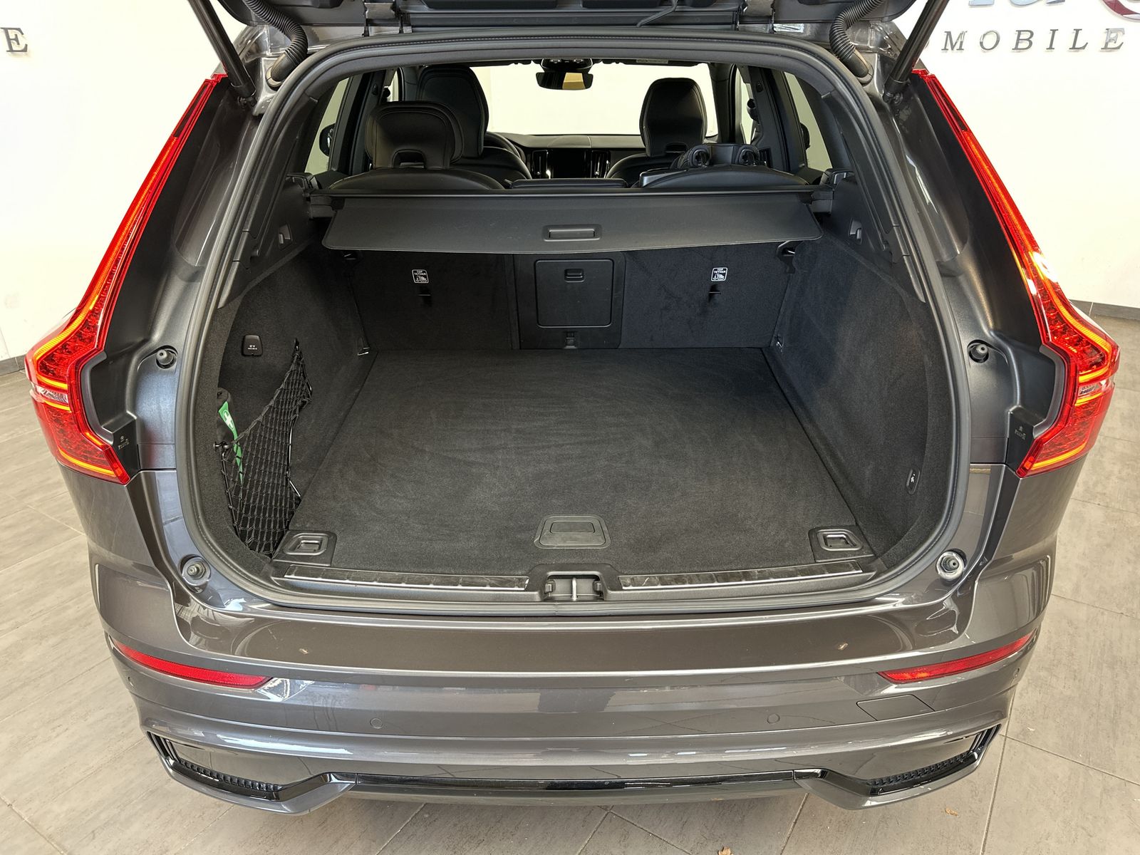 Fahrzeugabbildung Volvo XC60 B4 D AWD Plus Dark NAV+LED+AHK+H&K+PANORAMA