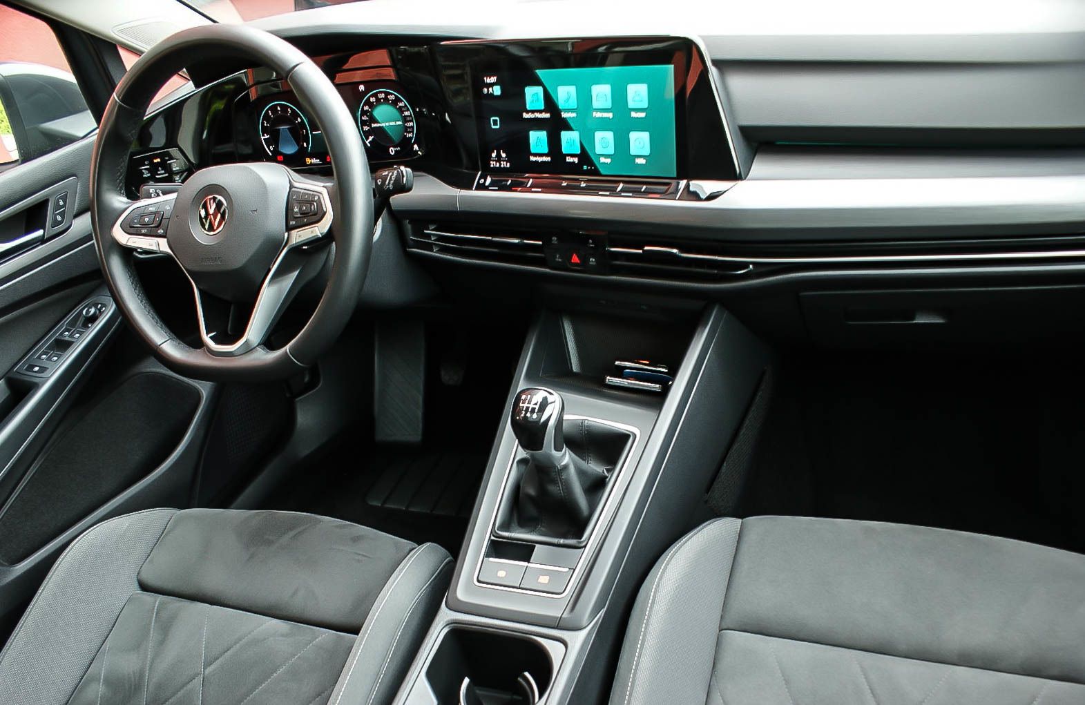 Fahrzeugabbildung Volkswagen Golf VIII 1.5 TSI ''1st EDITION'' PANORAMA VIRTU