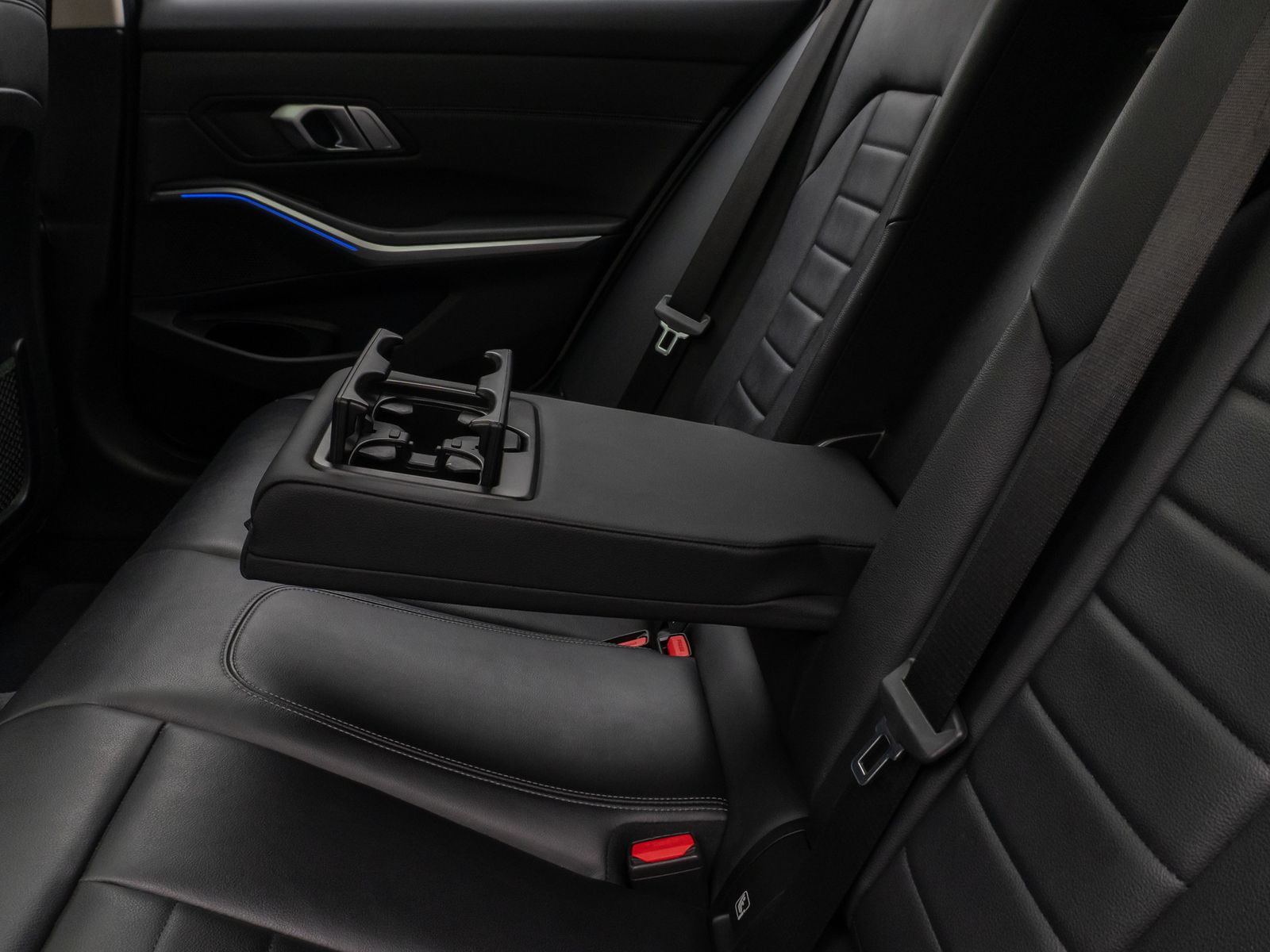 Fahrzeugabbildung BMW 320d  Luxury Line Panorama Kamera DAB AHK Alarm