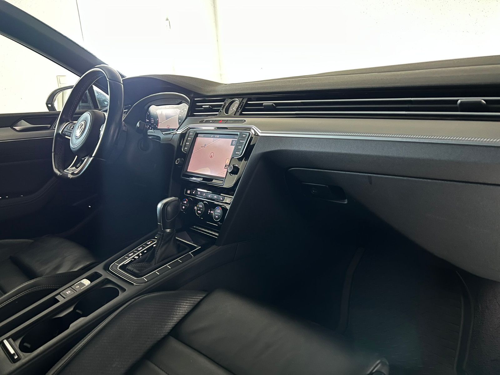 Fahrzeugabbildung Volkswagen Passat Lim. Highline 4Motion R-LINE/ACC/AHK/STHZ