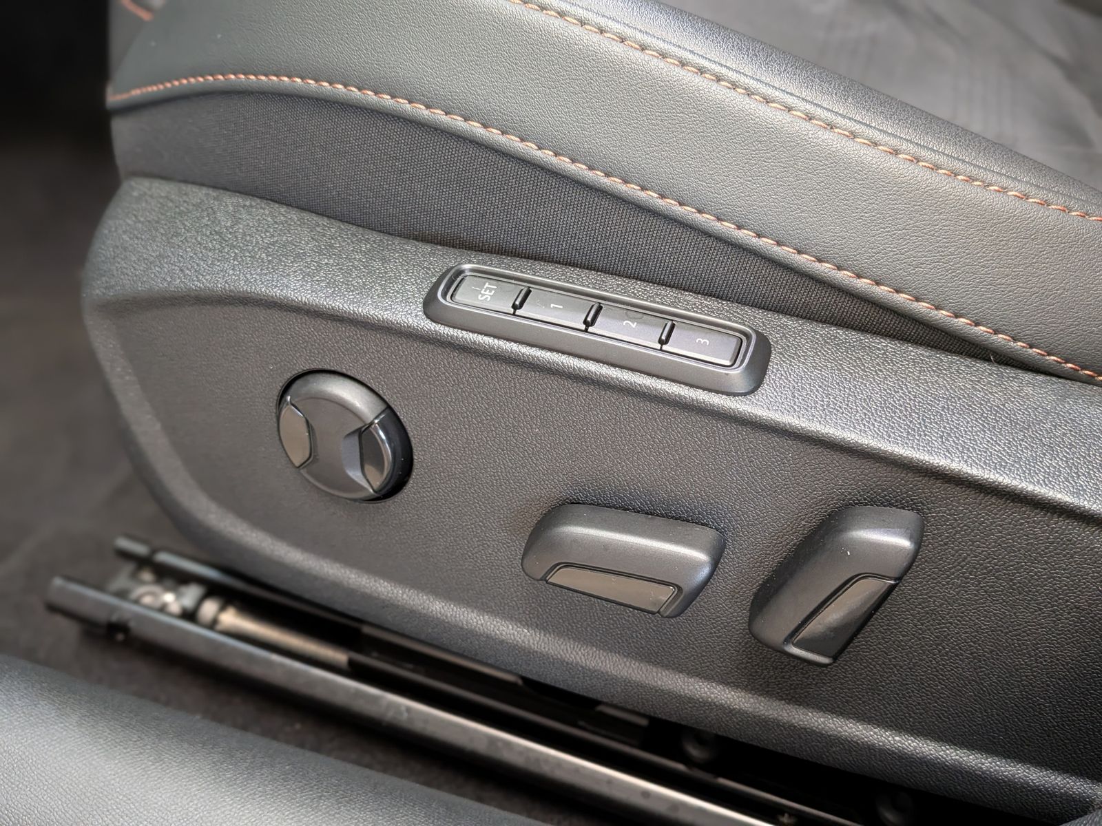 Fahrzeugabbildung CUPRA Leon 1.5 eTSI DSG DYNAMIC-EDGE-PAKET*CAM*AHK*18"