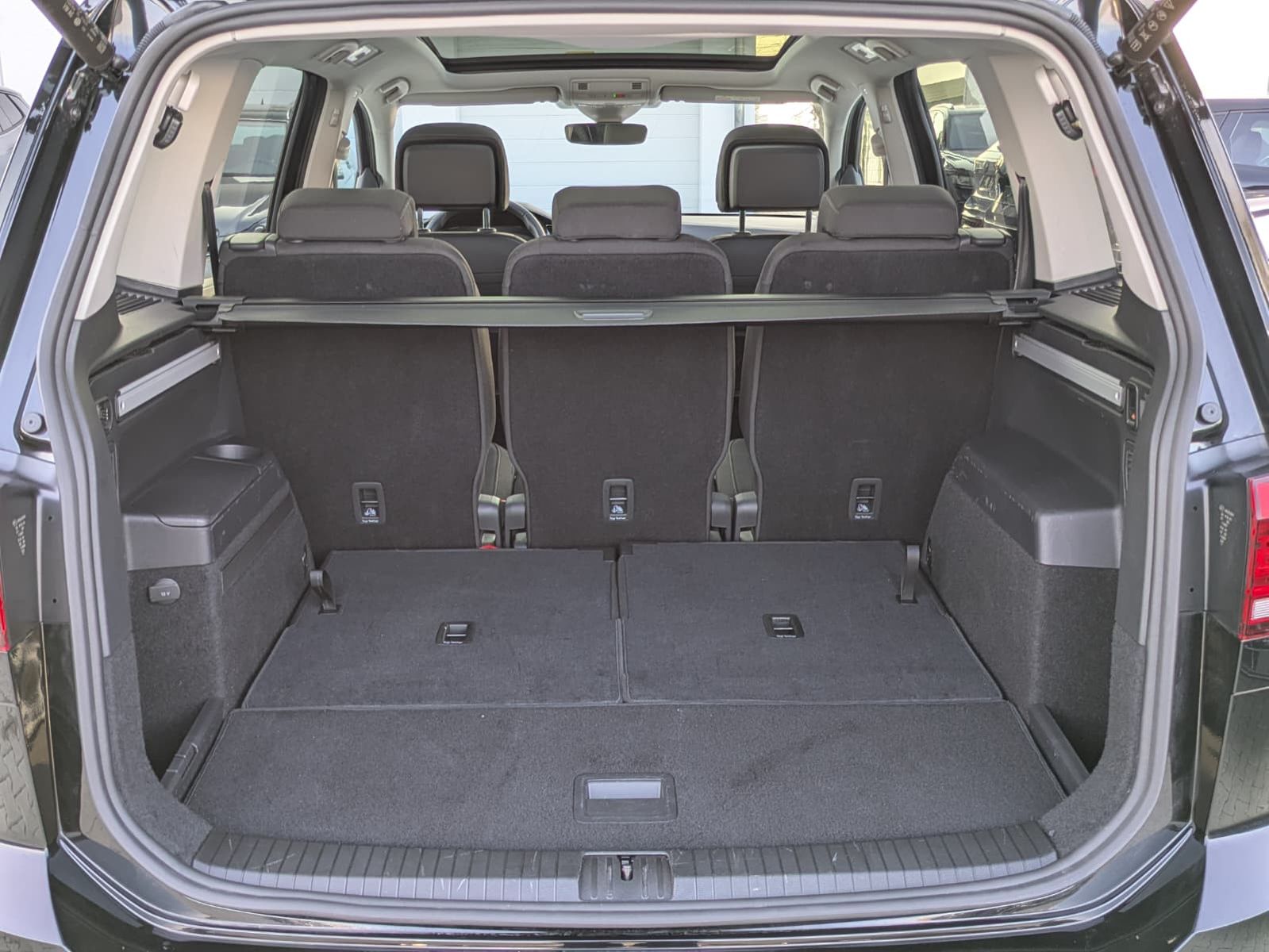 Fahrzeugabbildung Volkswagen Touran 2.0 DSG R-Line High. Pano 7-Si IQ.Dri AHK
