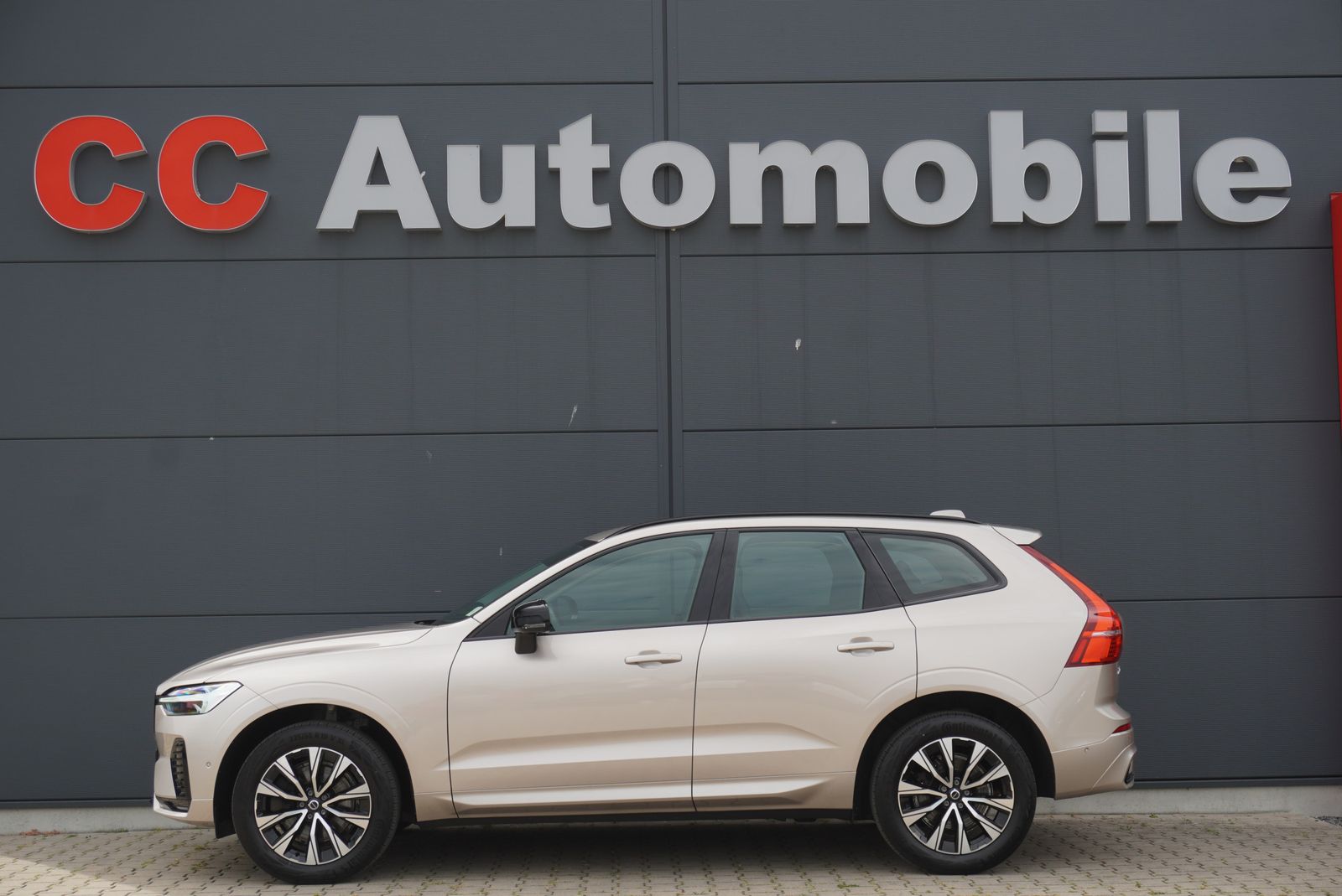 Volvo XC60 Plus Dark Pano Standhzg AHK Assistenz 360°