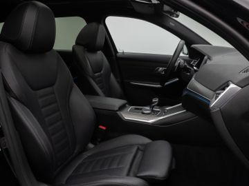 Fahrzeugabbildung BMW 330e M Sport Panorama Kamera HUD DAB HiFi Komfor