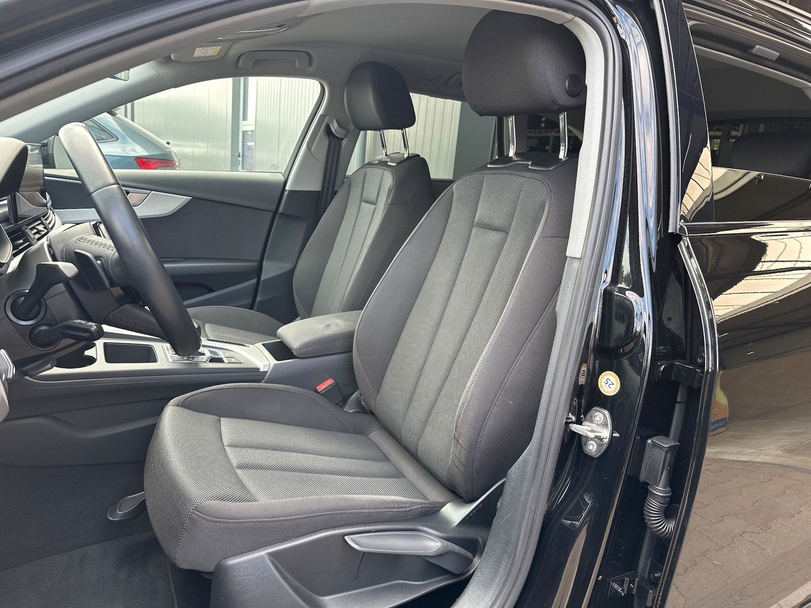 Fahrzeugabbildung Audi A4 Avant 45 TFSI Quattro Advanced Black NAV+LED