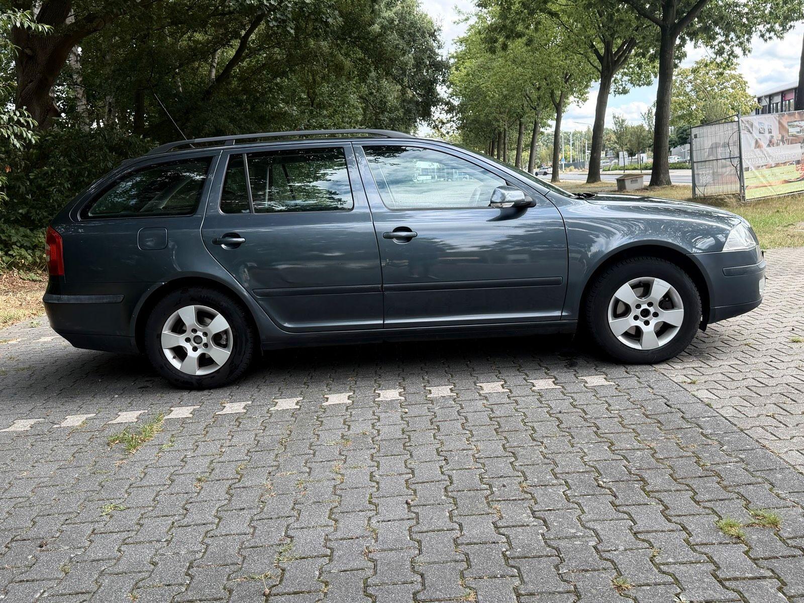 Skoda Octavia 2006 — rear view
