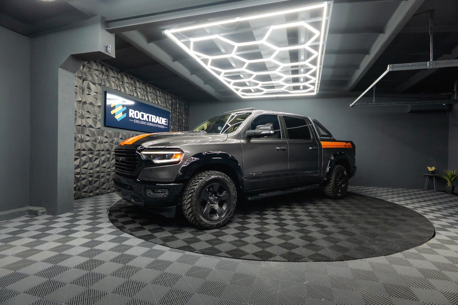 Fahrzeugabbildung Dodge RAM 5.7 V8 HEMI 4x4 OFFROAD Night Limited 19%