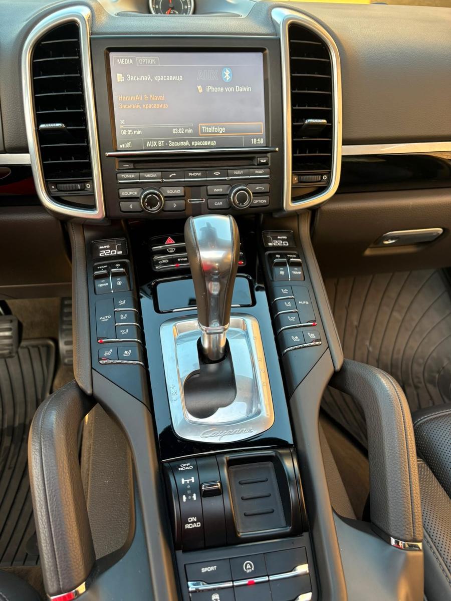 Porsche Cayenne - -