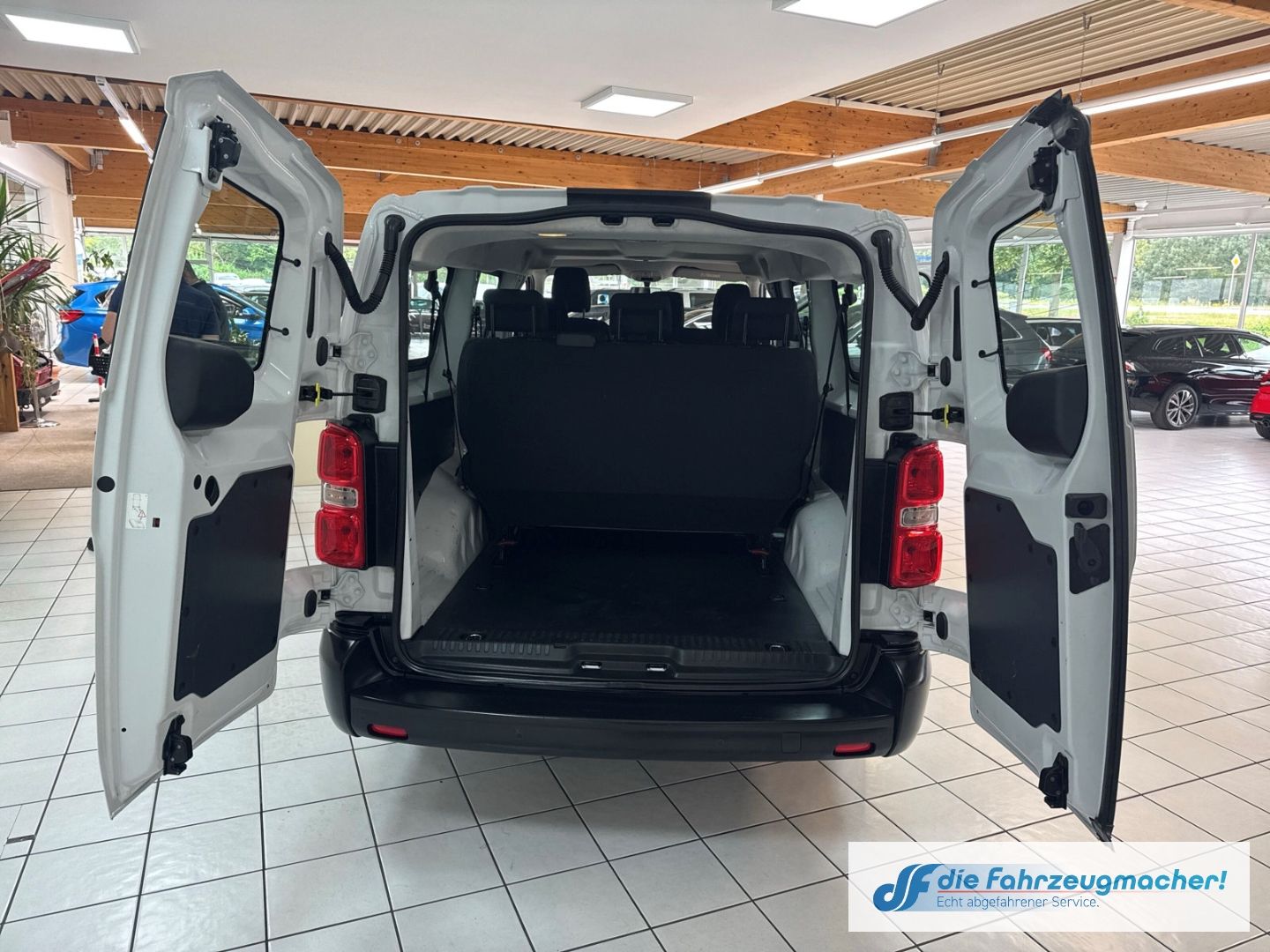 Fahrzeugabbildung Opel Vivaro Kombi L 1.5 D EU6d Apple CarPlay Android