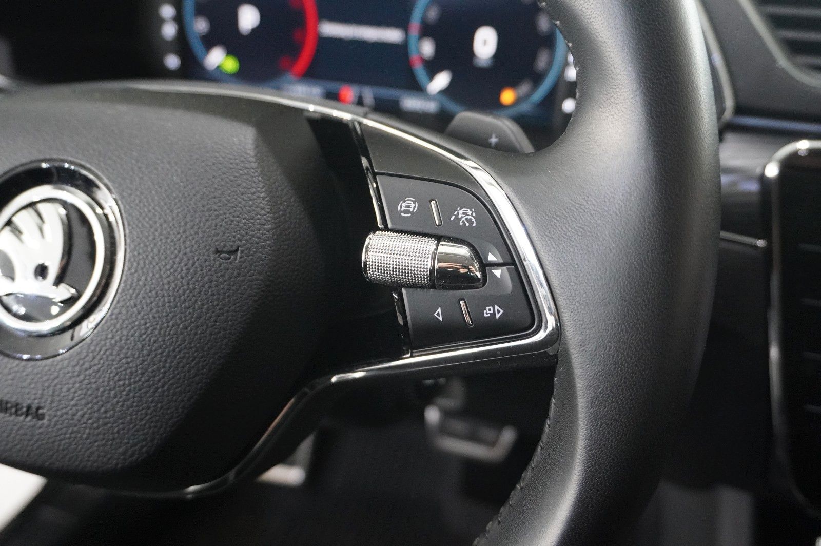 Fahrzeugabbildung SKODA Superb Combi 2.0D PREMIUM 4X4 NAVI/LED/360°/AHK