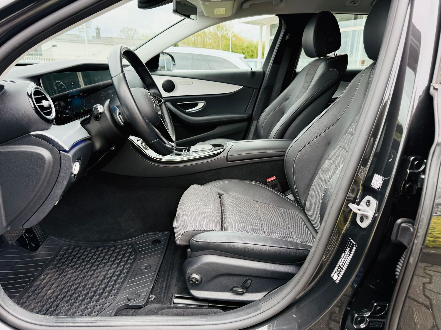 Fahrzeugabbildung Mercedes-Benz E 220 T d AVANTGARDE, MBUX Premium, RFK, Totw, L