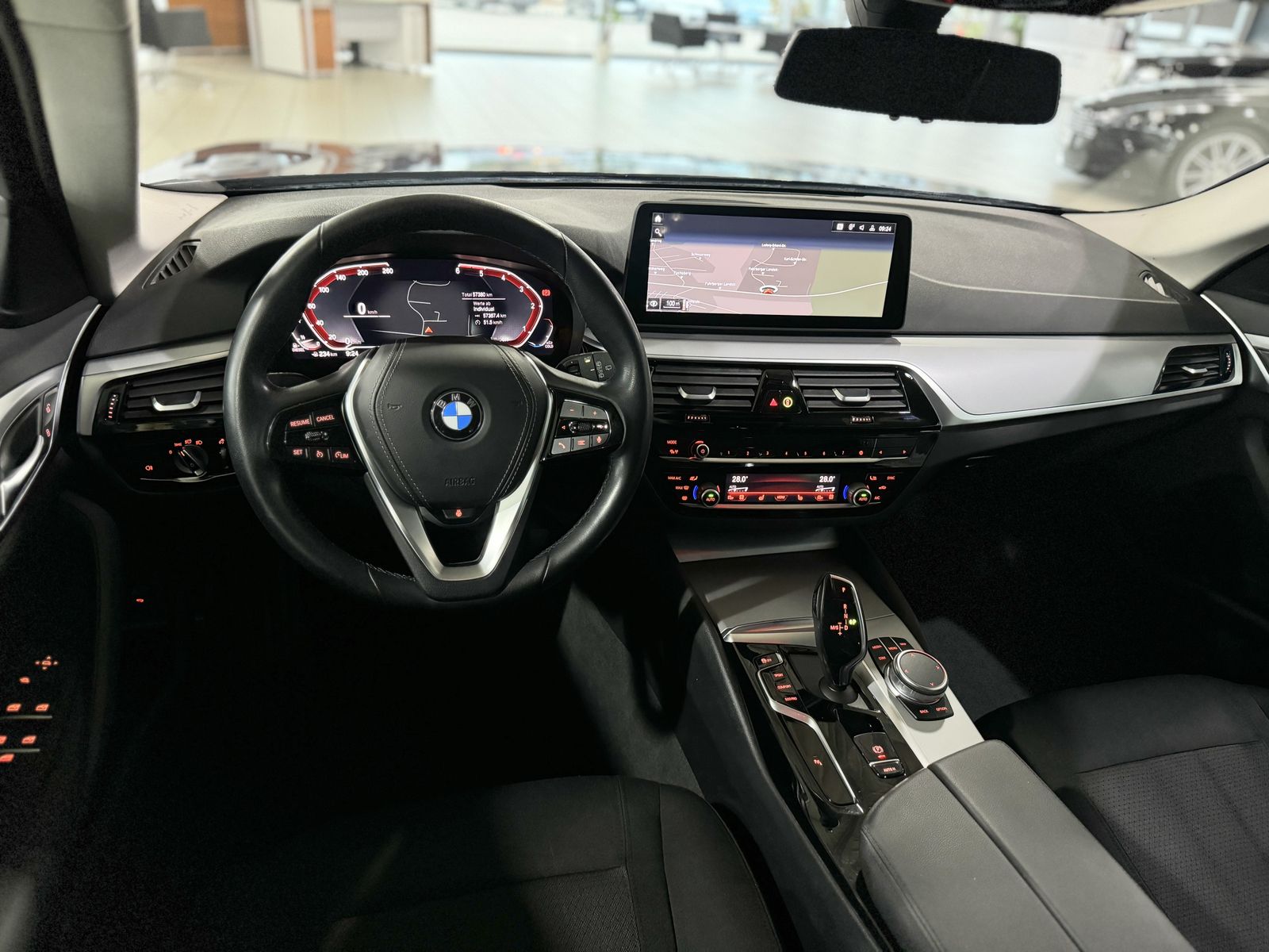 Fahrzeugabbildung BMW 520d Kamera DAB DisplayKey Alarm LED Lenkradheiz