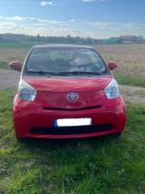 Toyota IQ 1,0-l-VVT-i - - rote Toyota IQ