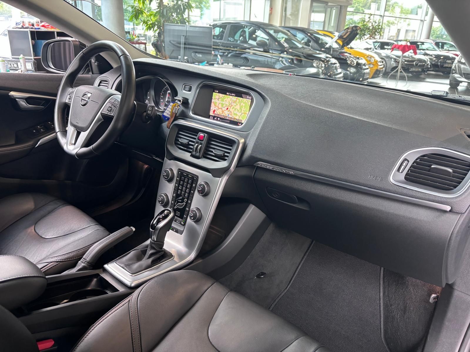 Fahrzeugabbildung Volvo V40 Cross Country Plus PANO ACC BLIS LED