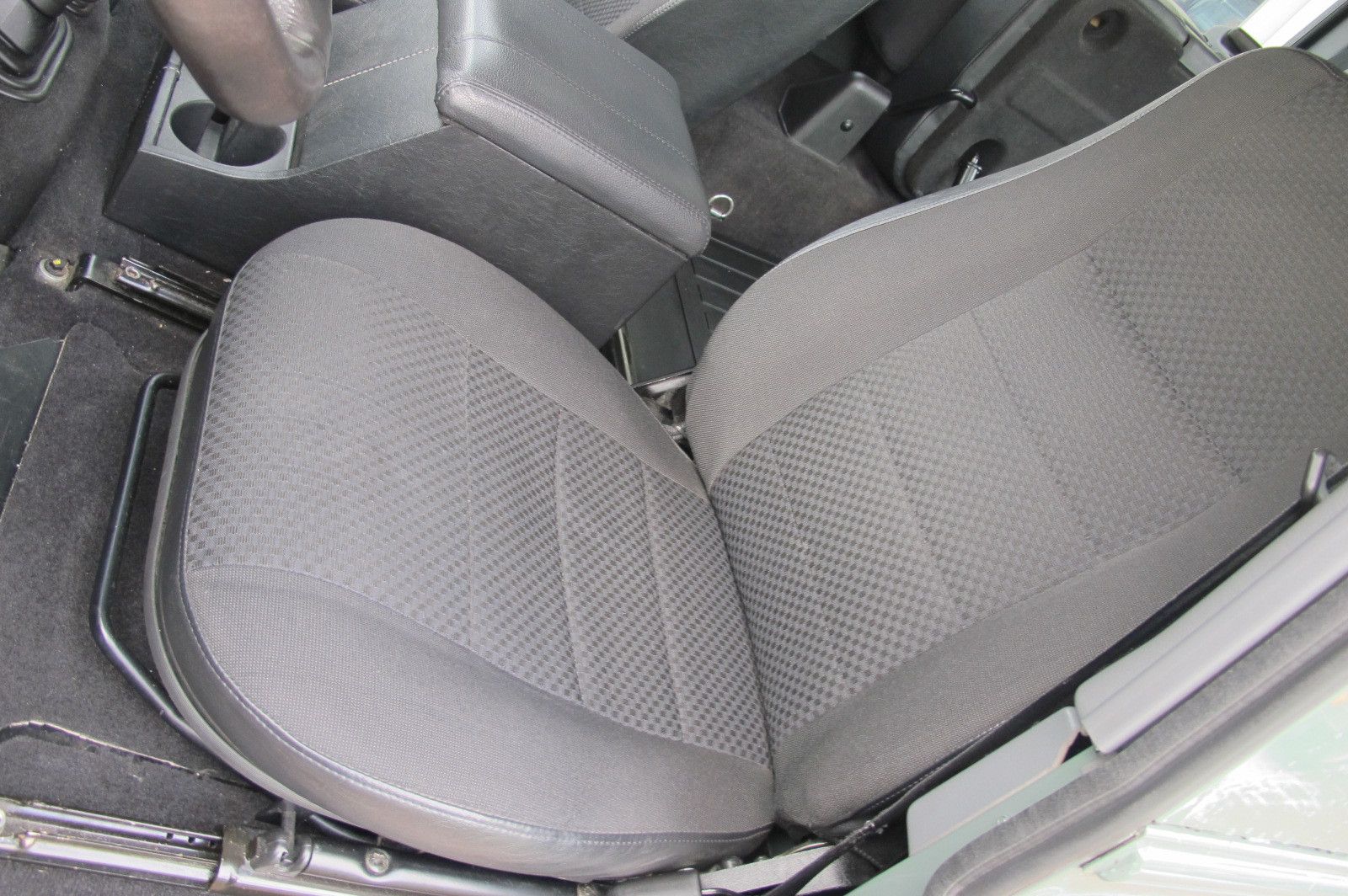 Fahrzeugabbildung Land Rover Defender 90 E Station Wagon