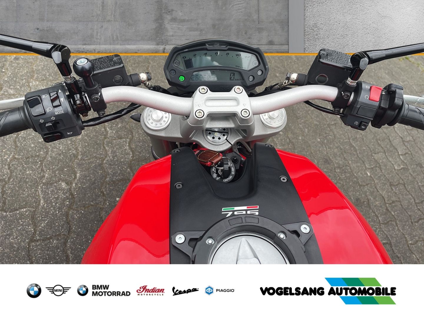 Fahrzeugabbildung Ducati Monster 796 Rosso Red, Kurzer Kennzeichenhalter,