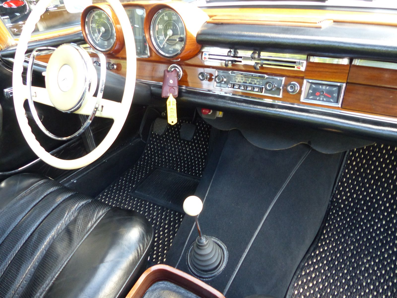 Fahrzeugabbildung Mercedes-Benz 220 SE Coupe W 111